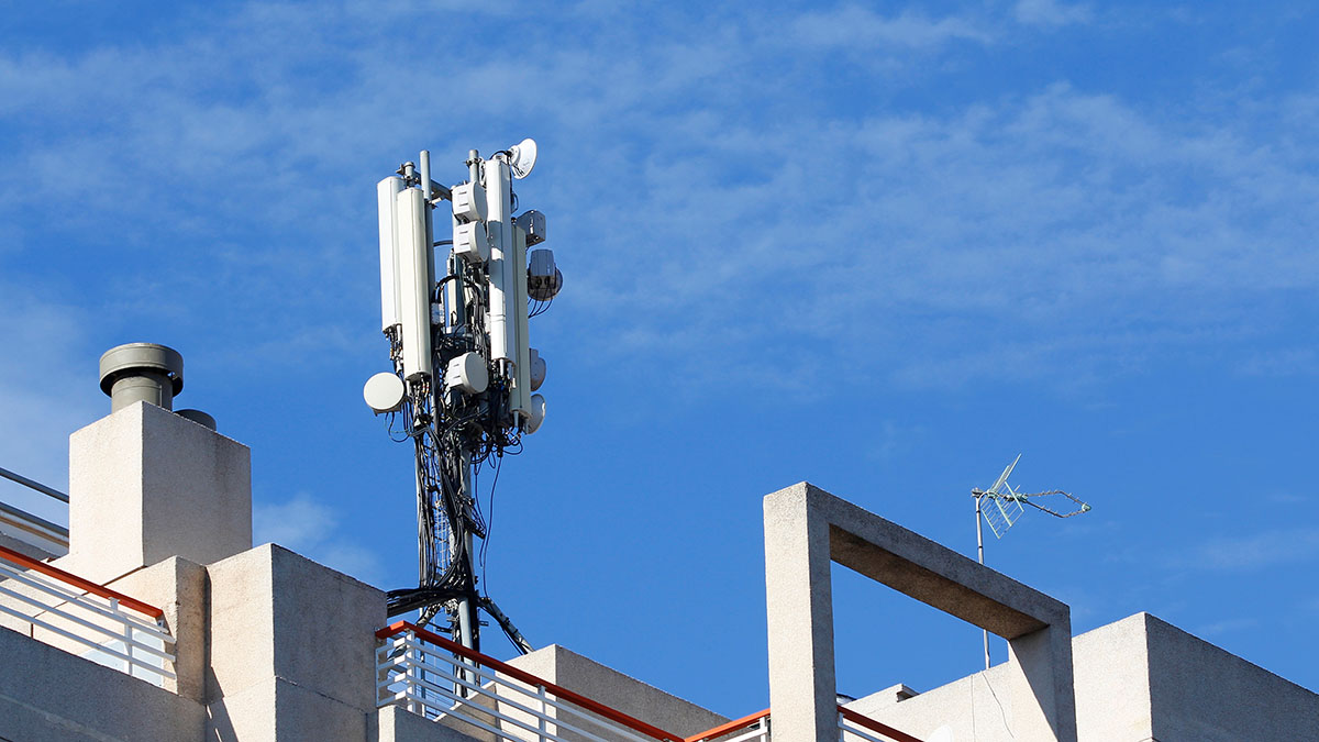 building-cell-tower-single torre/antena de telecomunicaciones